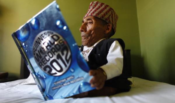 En kısa adam;     2012 yılının şubat ayında Guinness dünya rekorları şu anda dünyanın en kısa boylu adamı kabul edilen Junrey Balawing’den 5 cm daha kısa olan 72 yaşındaki adamı araştırmak için Katmandu’nun başkenti Nepal’e gittiler. Lainchaur bölgesinde Ciwec tıp merkezinde ölçümlerde Nepalli Reemkhoti olan Chandra Bahadur Dangi’nin daha kısa olduğu kanıtlandı. Bu ayrıca onu şimdiye kadar ölçülen en kısa adam yaptı.