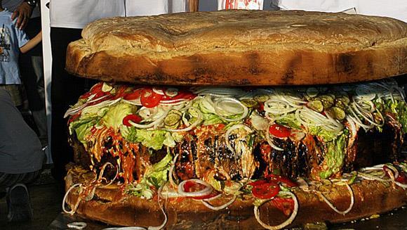 Dünyanın en büyük hamburgeri;     352.44 kg ağırlığındaki dünyanın en büyük hamburgeri Juicys Yemek ve Ovations yemek şirketi tarafından Oregon’da 2 temmuz 2011’de yapıldı. Hamburger bir yıldan uzun bir süredir menüde ve 5,000 dolara satıldı.