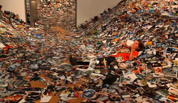 Erik Kassels Flickr’dan 950.000 resim indirdi. Sergi 2011’de Amsterdam’da sergilendi. İçerisinde boğulabileceğin bir resim denizi yaratmak için resimlerin 350.000 tanesini bastırdı ve bir zemin üzerine onları yığdı. Kessels insanlara özel olan fotoğrafların nasıl genelleştiğini göstermek için yaptığını söyledi.