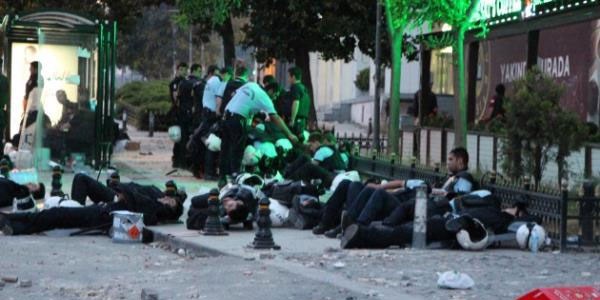 Taksim'deki polisler geceyi böyle geçirdi