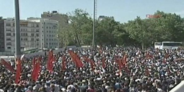 Polis Taksim Meydanı'ndan çekildi