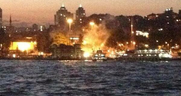 <P>ROTAHABER / ÖZEL - Gezi Parkı'ndaki sözde ağaçların kesilmemesi için yapılan gösterilerle başlayan olaylar son 2 gün içinde terör olaylarına dönüştü. Bir dönem şehri bu hale PKK'lı teröristler getirirken onları kınayanlar, bu kez kendileri İstanbul'u bu hale getirdi. Sivil araçları yaktılar, esnafı tartaklayıp, işyerlerini yağmaladılar, muhabirlere saldırdılar, canlı yayın araçlarını ateşe verdiler. Tüm bunları da sözde ağaçlar kesilmesin diye yaptıklarını iddia ettiler. İşte son 2 günde ortaya çıkan bu görüntüler, kişilerin asıl niyetini bir kez daha ortaya koydu. Günlerdir bu kişilere destek veren ve sokağa dökenler gazeteci-yazar, siyasetçi ve sözde aydınlar bu görüntülere bakıp kendileriyle gurur duysunlar. İşte demokratik hak dedikleri o kareler...</P>