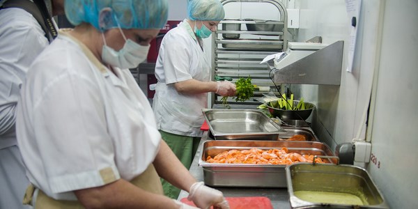Uçakta verilen yemekler bakın nasıl hazırlanıyor?