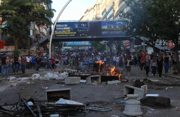 Ankara da “Gezi Parkı” eylemlerine sahne oldu. Protestolar gece boyunca Kızılay Meydanı'nda devam etti. Ancak bazı grupların Başbakanlığa yürüme ısrarı sonucu ortalık savaş alanına döndü. Eylemciler iş yerlerine zarar verdi, reklam panoları söküldü, belediye otobüsleri yakıldı