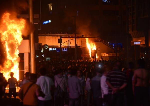<P>Kızılay ve çevresinde yaklaşık 60 otobüs durağı ve 100’ü aşkın reklam panosunun kırıldığı, bir kısmının da üzerine yazı yazılarak tahrip edildiği belirtilen açıklamada, göstericilerin Büyükşehir Belediyesi şirketi BELSO'ya ait 6 meyve suyu satış aracını tamamen yaktığı, metro girişleri ve engelli asansörlerini de tahrip ettikleri ifade edildi.</P>