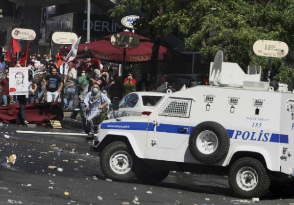 <P><B>BAŞBAKANLIĞA YÜRÜME ISRARI GERİLİMİ TIRMANDIRDI</B></P>  <P> Göstericiler arasında bulunan bazı grupların Başbakanlığa yürüme ısrarı ise gerilimi tırmandırdı. Polis ve bu gruplar sık sık karşı karşıya geldi. Eylemciler etraftan topladıkları ve söktükleri eşya ile barikat kurmaya çalıştı</P>