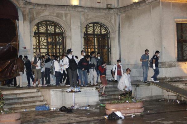 <P>Dolmabahçe'de polislerin önünden kaçan eylemciler, Bezm-i Alem Valide Sultan Camisine girdi. Göstericiler, polisin attığı gazın etkisini azaltmak için camiye süt, bez maske ve tıbbi malzeme stoku yaptı. Cami içine basını sokmayan göstericiler sadece yabancı basını alıp çekim yapmalarına izin verdi.</P>