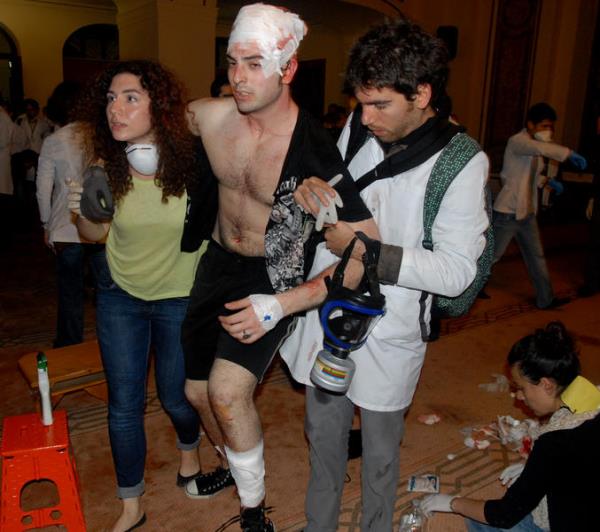 Taksim'den Dolmabahçe'ye inen yolu, barikat kurarak kapatan göstericilere polis tazyikli su ve gaz ile müdahale etti. Yaralanan ve gazdan etkilenen göstericiler, revir olarak kullanılan Valide Sultan Camisi'nde gönüllü doktorlar tarafından tedavi edildi