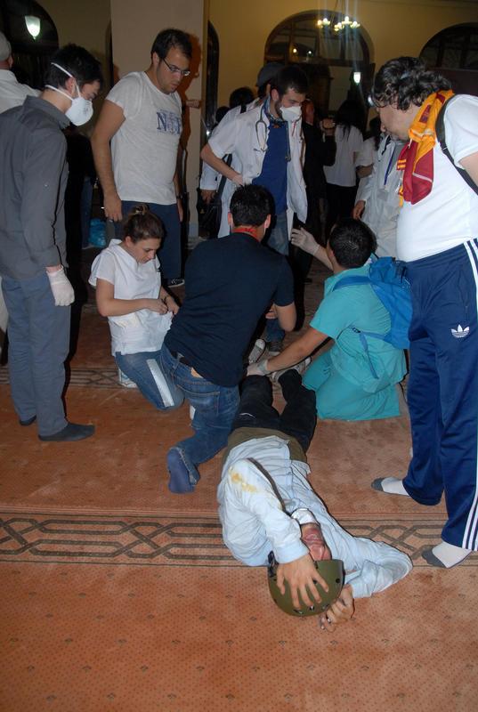 Taksim'den Dolmabahçe'ye inen yolu, barikat kurarak kapatan göstericilere polis tazyikli su ve gaz ile müdahale etti. Yaralanan ve gazdan etkilenen göstericiler, revir olarak kullanılan Valide Sultan Camisi'nde gönüllü doktorlar tarafından tedavi edildi