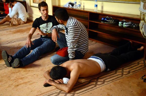 <P>Taksim'deki Gezi Parkı'nda yapılan mitingin ardından dağılan bir grup, Beşiktaş'ta polise taşla saldırdı. Uyarılara rağmen dağılmayan gruba, polis ekipleri müdahale etti. Gazdan etkilenen göstericiler, Dolmabahçe Sarayı'nın yanında bulunan Bezmi Alem Valide Sultan Cami'ne götürülerek, doktor kontrolünden geçiriliyor.</P>