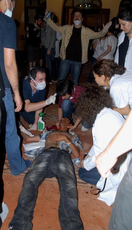 Taksim'den Dolmabahçe'ye inen yolu, barikat kurarak kapatan göstericilere polis tazyikli su ve gaz ile müdahale etti. Yaralanan ve gazdan etkilenen göstericiler, revir olarak kullanılan Valide Sultan Camisi'nde gönüllü doktorlar tarafından tedavi edildi