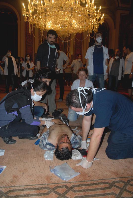Taksim'den Dolmabahçe'ye inen yolu, barikat kurarak kapatan göstericilere polis tazyikli su ve gaz ile müdahale etti. Yaralanan ve gazdan etkilenen göstericiler, revir olarak kullanılan Valide Sultan Camisi'nde gönüllü doktorlar tarafından tedavi edildi