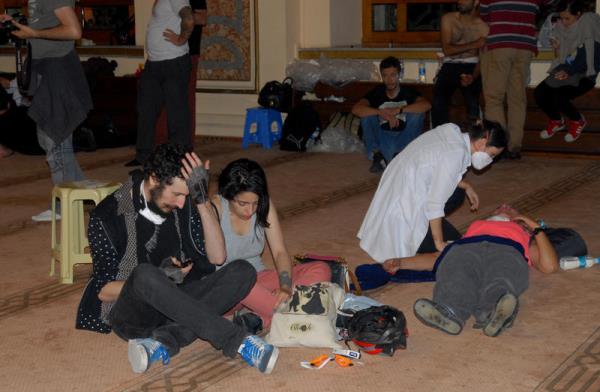 <P>Taksim'den Dolmabahçe'ye inen yolu, barikat kurarak kapatan göstericilere polis tazyikli su ve gaz ile müdahale etti. Yaralanan ve gazdan etkilenen göstericiler, revir olarak kullanılan Valide Sultan Camisi'nde gönüllü doktorlar tarafından tedavi edildi</P>