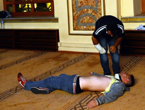 <P>Taksim'deki Gezi Parkı'nda yapılan mitingin ardından dağılan bir grup, Beşiktaş'ta polise taşla saldırdı. Uyarılara rağmen dağılmayan gruba, polis ekipleri müdahale etti. Gazdan etkilenen göstericiler, Dolmabahçe Sarayı'nın yanında bulunan Bezmi Alem Valide Sultan Cami'ne götürülerek, doktor kontrolünden geçiriliyor.</P>