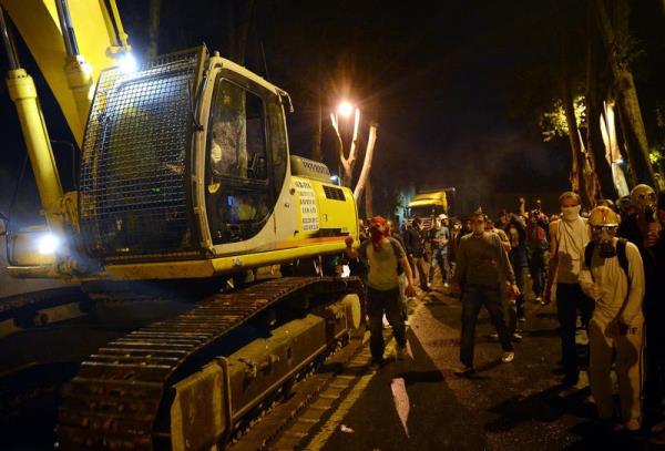 <P>Taksim Gezi Parkı'ndaki olayların protesto edilmesi sırasında, Beşiktaş'ta göstericilerin kaçırdığı iş makinesi yanarak kullanılamaz hale geldi.</P>