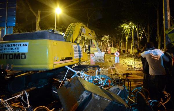 <P>Taksim Gezi Parkı'ndaki olayların protesto edilmesi sırasında, Beşiktaş'ta göstericilerin kaçırdığı iş makinesi yanarak kullanılamaz hale geldi.</P>