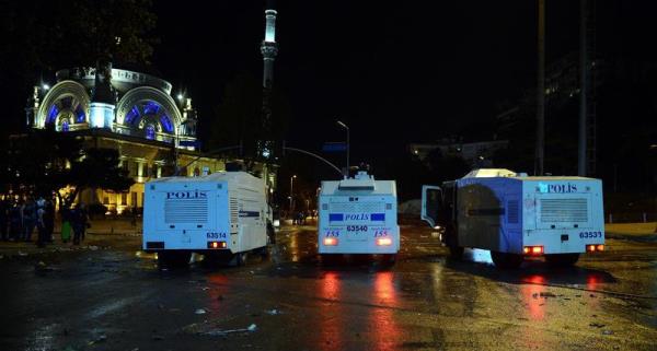<P>Taksim'deki Gezi Parkı'nda yapılan mitingin ardından dağılan bir grup, Beşiktaş'ta polise taşla saldırdı. Uyarılara rağmen dağılmayan gruba, polis ekipleri müdahale etti</P>