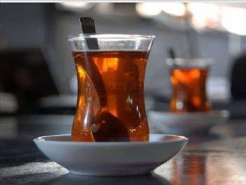 Yemekten hemen sonra içilen çay, demir içeren besin tüketildiyse, yemekle birlikte alınan Demir (fe) mineralin vücut tarafından kullanımını sınırlar.