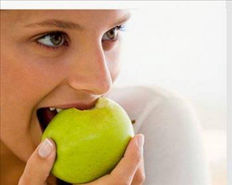 Meyve yemeyin: yemeğin hemen üzerine yenilen meyve, midenin hava ile dolmasına neden oluyor.