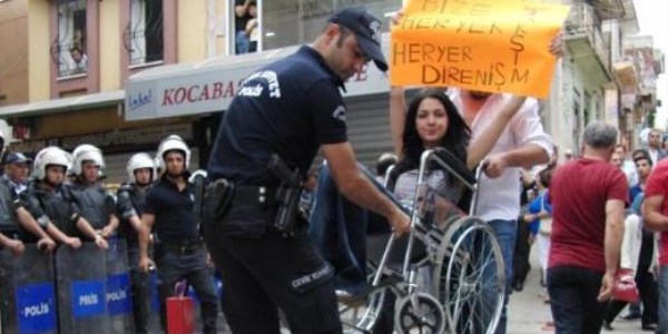 İnce davranışlı polisi yaraladılar