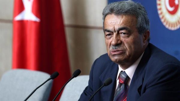 Kamer Genç-CHP- Ankara İktisadî ve Ticarî İlimler Akademisini bitirdi.