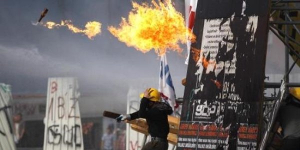 Taksim'de polise molotof atanlar kim?