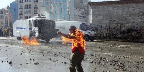 Polise molotof atmak isterken kendilerini yaktılar