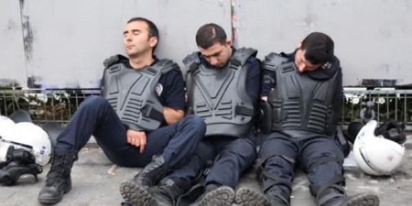 Taksim'deki polislerin yorgunlukları kameralara böyle yansıdı