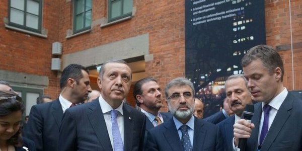 Başbakan gözlerini ondan alamadı!
