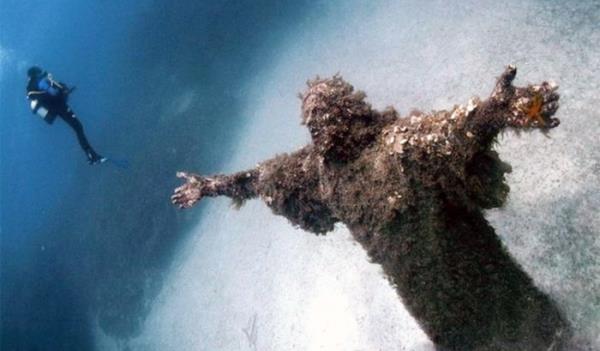 <p><b>25. İtalya'nın San Fruttuoso kentindeki "Christ of the Abyss"</b></p>    "Christ of the Abyss", İtalya'da, Camogli ve Portofino arasında, Akdeniz'de yer alan, İsa'nın su altındaki bronz heykelidir. Heykel, 2,5 metre uzunluğunda olup, 22 Ağustos 1954 yılında suyun 17 metre altına yerleştirilmiştir. Heykelin benzerleri, dünyanın başka yerlerinde su altında ya da kilise ve müzelerde de bulunuyor.