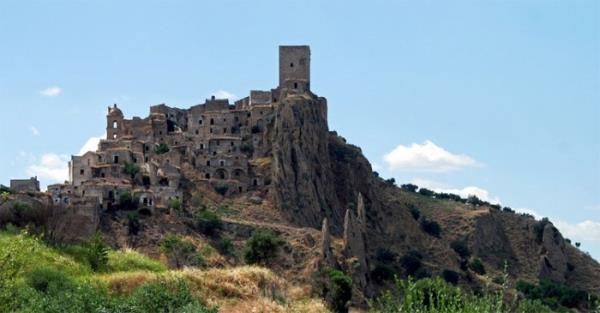 <p><b>21. Craco, İtalya</b></p>    Craco, İtalya'nın Basilicita Bölgesi ve Matera şehrindeki orta çağa ait terk edilmiş bir köydür. Taranto Körfezi'nden 40 km içeridedir. İnişli çıkışlı şekillerle dolu ve buğday ekili topraklara sahip bölgenin dağ kasabalarında bu sıkça rastlanan bir özellik. Devam eden depremlerden dolayı bölge, 1963'te terk edilmiş.