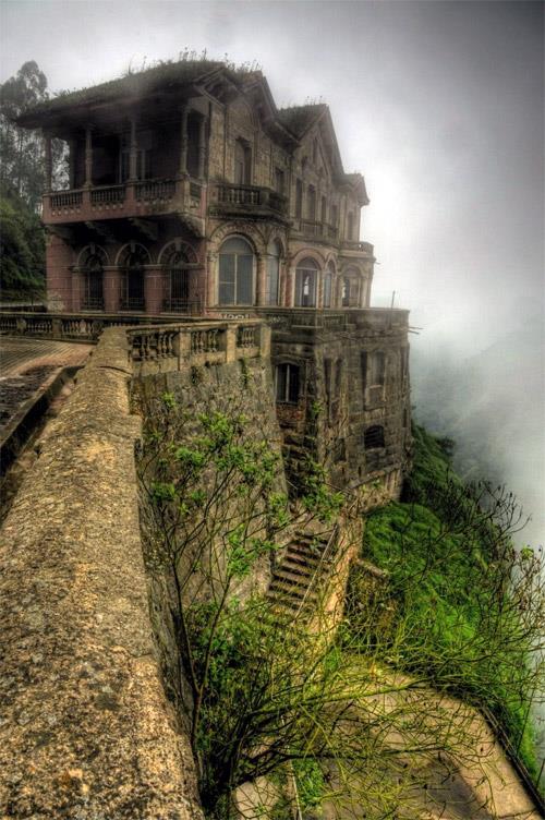 <p><b>29. Kolombiya'daki El Hotel del Salto</b></p>    Bölgedeki Tequendama Şelalesini görmek için gelen turistlere yapılan lüks otel Hotel del Salto, 1928 yılında açılmıştı. Şelalenin tam karşısında ve uçurumun kenarında olan otel, misafirlerine muhteşem bir manzara sunuyor. Otelin intihara kalkışmak için kullanılması ya da bazılarına göre hayaletli olduğuna inanılmasından dolayı daha sonra terk edildi.