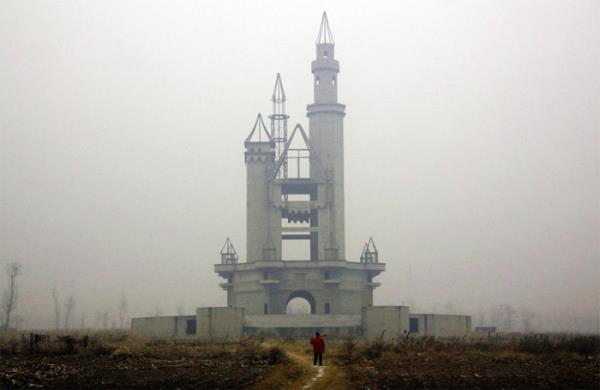 <p><b>5. Çin'deki Wonderland Eğlence Parkı </b></p>    Wonderland, Çin'in Nankou Kasabası, Chenzhuang Köyü'nde yapılması planlanan ancak sonra iptal edilen eğlence parkı yapım projesidir. İlk olarak Taylandlı Reignwood Grup tarafından önerilen ve Asya'daki en büyük eğlence parkı (120 akre alan kaplayarak) olarak tasarlanan plan, mali problemlerden dolayı durduruldu; 2008'deki bir başka başlama girişimi de yine başarısızlık ile sonuçlandı. Kale benzeri ve orta çağı andıran yapıları gibi birçok terk edilmiş binaları da içinde barındıran alan, yerel çiftçiler tarafından yeniden kullanılması talep ediliyor.