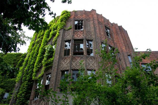 <p><b>28. New York'taki North Brother Adası</b></p>    North Brother Adası, Bronx ve Riker Adalarının ortasında yer alan bir adadır. Onun yakınındaki diğer ada da South Brother'dır. Bu iki ada toplamda 81.400 m2 büyüklüğündedir.