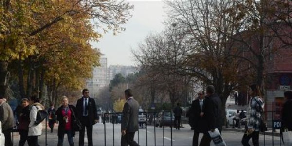 Başbakanlık'ta canlı bomba paniği