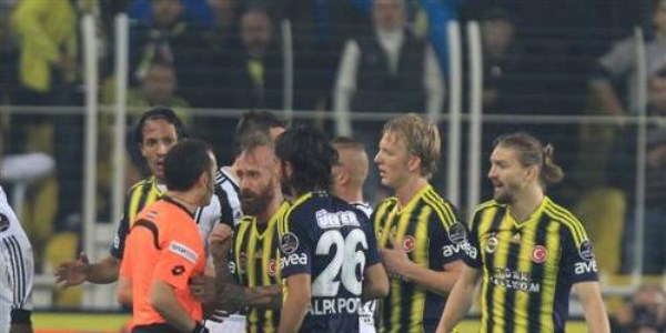 6 gol, 2 kırmızı kartlı derbi