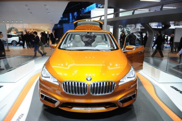 <p><b>BMW Euro'yu sabitledi</b></p>  Borusan Otomotiv yetkili satıcılarında her an değişiklik hakkı saklı kalmak üzere ay sonuna kadar Euro sabit olacak. 1 Euro'nun 2.49 TL'ye sabitlendiği kampanyada BMW XI sDrivelöi ve BMW 1 Serisi otomobillere 3 yı 1/60.000 km BMW Service Indusive Paketi de hediye ediliyor. Ayrıca Borusan Otomotiv Premium Finance ile tüm Mini modellerinde ay boyunca 40 bin L'ye kadar olan kredi kullanımlarında 24 ay 0 faiz fırsatı veriliyor.