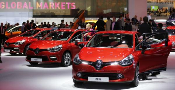 <p><b>Renault'da faiz sıfırın altında</b></p>  Renault'da 'sıfırın altında faiz' 15.000 TL 15 ay vadeli kredi seçeneğinde geçerli olup, farklı kredi seçenekleri için yüzde 0.89 faiz oranı sunu-luyor. Fluence ve Megane HB modellerinde 1.500 TL, Clio ve Clio SportTou- rer'da 1.000 TL peşin alım indirim avantajı sunuluyor.