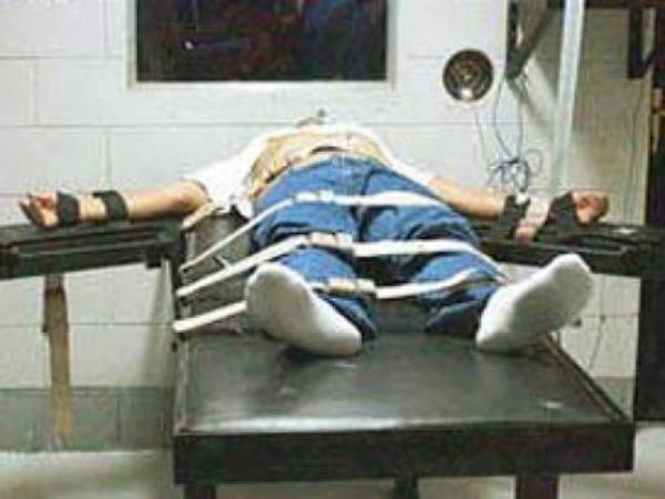 Dünyanın en gelişmiş demokrasisine sahip Amerika Birleşik Devletleri`nde de idam edilme sürüyor. Geçen yıl idama çarptırılan 78 suçludan 43`ü infaz edildi.