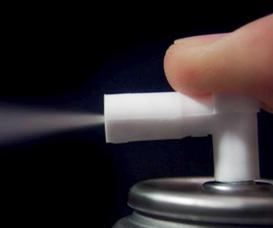 Oda spreyleri ve temizleme solüsyonları: Evinizdeki havayı hava temizleyici spreyler ve temizleme solüsyonları temizler ve sağlıklı hale getirir. California Üniversitesi’nde yürütülen araştırmaya göre, havalandırılmayan alanlarda az ya da çok kullanımının bu ürünlerin toksik seviyede kirliliğe yol açtığını belirlediler. Bu maddeler glikol eter ve terpendir. Toksik olmayan terpen zehirli bir kombinasyon oluşturmak için havada ozonla birlikte reaksiyona giriyor. Ayrıca oda spreyleri nitrojen dioksit gibi birçok uçucu organik bileşenle ilgilidir. Bu kimyasalın konsantrasyonları kapalı alanda dışarıya göre 2-5 kat daha etkili. Bunlar bazı hayvanlarda kansere yol açabiliyor. Banyonuzu temizlemek sizi hasta edebilir, bu nedenle bu alanları önlem olarak havalandırmalısınız.