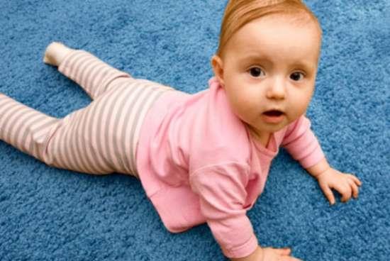 Halıdaki kimyasallar: Halılar, uçucu organik bileşenlerden dolayı yakın zamanda büyük bir inceleme altına alındı. Popüler döşeme kaplaması kendi kendine bir tehlikeli oluşturmamasına rağmen insanlar halılarla ilgili sağlık problemleri olduğunu söylediler. Halı döşenirken kullanılan yapıştırıcı ve boyaların uçucu organik bileşenler yaydığı biliniyor. Bunlar fazla miktarda olduğunda sağlığa zararlı oluyor. Fakat, içerdeki organik bileşenlerin yayılması halılar döşendikten birkaç gün sonra dibe çökecektir. Bilimadamları halen bu kimyasalların nasıl olduğunu ve insanlara zarar verip vermediğini araştırıyorlar. Uzmanlar halıları evinize getirmeden birkaç gün açık havada kalmasını öneriyorlar. Daha sonra da yeni döşenmiş halılarınızı uçucu organik bileşenlerin oluşumunu en aza indirmek için odanızı iyice havalandırın.