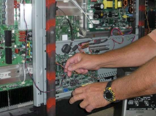 Yanmayı geciktiren madde: Genellikle yataklarda, televizyon ve bilgisayar kasalarında, iç döşemelerde ve devre kartlarında kullanılan yanmayı geciktiren maddeler evlerde beklenmeyen yangınları önleyerek birçok kişinin hayatını kurtarıyor. Buna rağmen, bilim bu kimyasalların birçok yanetkisi bulunduğunu tespit etti. Farelerde öğrenme ve hafıza problemleri, tiroid fonksiyonlarında azalma gibi sorunlar görüldü. Diğer hayvan araştırmaları da bu maddenin insanlar üzerinde kanserojen etkileri olduğunu gösterdi. Bu kimyasallar su yoluyla da yayılabiliyor. Ayrıca bu madde anne sütüne geçip bebekleri de olumsuz etkiliyor.