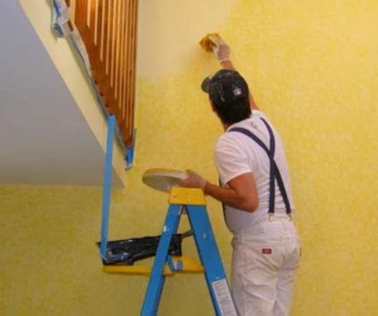 Kurşun içeren boyalar: 1991 yılında Amerikan hükümeti kurşunun çocukları etkileyen en büyük çevre tehdidi olduğunu duyurdu. Kurşuna maruz kalmak yetişkinler ve çocuklar üzerinde olumsuz etkiye sahip. Çok azı bile merkez sinir sisteminde, beyinde, kan hücreleri ile böbreklerde sorunlara yol açabiliyor. Ayrıca potansiyel gelişim bozukluğuna yol açması nedeniyle doğmamış bebekleri, bebekleri ve çocukları tehdit ediyor. Eski evler kurşun içeren boyalarla boyanıyordu. 2007 yılının sonlarında Çin’den gelen oyuncaklar bu boyalardan içerdiği için geri çekilmişti. Çocukların bu oyuncakları ağızlarına götürmesiyle beyin hasarı oluşabileceğinden endişe ediliyor.