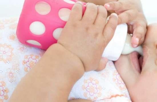 Biberonlar ve BPA: Dünyanın bir çok ülkesi polikarbon plastikten yapılan biberonların satışını yasadışı hale getirmek için ilk adımı attı. Çünkü plastikler bisfenol (BPA) isimli bir kimyasaldan yapılıyor. Biberonlar ısıtıldığında bu madde açığa çıkıyor. Bu madde insanların hormonlarını etkiyor. BPA doğmamış bebek üzerinde ve küçük bebeklerde gelişimsel ve nörolojik problemlere yol açıyor.