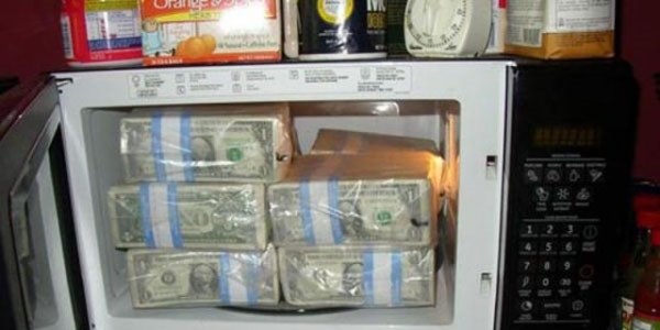 1 milyon dolarını saklamak için epey uğraşmış!