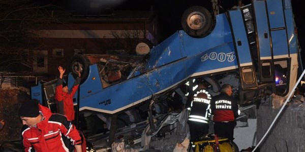 Kayseri'de feci kaza: 9 üniversite öğrencisi ölü