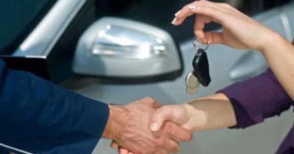 Yıl sonunda otomobil satışlarında 600 bin adetle Türkiye'de tarihi rekor kırmaya hazırlanan otomotiv firmaları, tasarruf tedbirleri kapsamında BDDK'nın taşıt kredilerine yönelik yeni düzenlemelerine rağmen, cazip kampanyalarına tüm hızıyla devam ediyor.