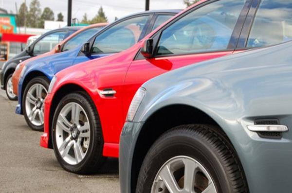 - Binek otomobil satışları kesinlikle düşecek. Hatta sıcağı sıcağına yapılan bazı tahminlerde, toplam pazarın 200 bin adet gibi dramatik  düşüşler gösterebileceği söylendi.  <p>- Eğer son anda hafif ticari araç ÖTV'sinde de bir artış olmazsa, binekten hafif ticari araca doğru küçük de olsa bir müşteri kayması yaşanabileceği tahmin edildi.</p>