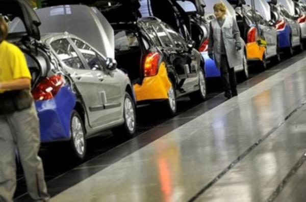 <p><b>1.770 TL VERGİ ZAMMI</b></p>  Vergisiz fiyatı 30 bin TL olan 1.6 litre motorlu bir araca yüzde 45 ÖTV uygulandıktan sonra (13.500 TL) oluşan fiyata yüzde 18 KDV de (7.830 TL) eklendiğinde fiyatı 51 bin 330 TL olacak. Oysa aynı araca yüzde 40 vergi oranıyla 12.000 TL ÖTV, 7 bin 560 TL KDV ödeniyor, yaklaşık 1.859 TL tutarındaki MTV, tescil ve plaka masrafları da eklendiğinde, fiyatı 51 bin 419 TL'ye geliyordu.