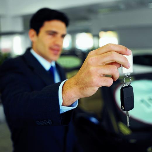 BİR TEK 2009’DA DÜŞTÜ           Özellikle KDV ve ÖTV’yi aracı almadan önce ödediğiniz için hükümetin en güvenilir gelir kalemi oluyor. Sonuçta bütçede en ufak sıkıntıda hemen otomotiv vergileri yükseliyor. Bu hep böyleydi görünen o ki hep böyle olmaya da devam edecek. Bunun için son 3 yıla bakmak yeterli. 2008 yılında Amerika’da patlak veren küresel kriz sonrası hükümet tüketimi canlandırmak için 2009’da kademeli ÖTV indirimi yaptıktan sonraki yıllarda hep artış düğmesine bastı.